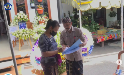 Kegiatan Penyerahan KK (Kartu Keluarga) Baru dan Akta Kematian Banjar Pengilian, Desa Dalung