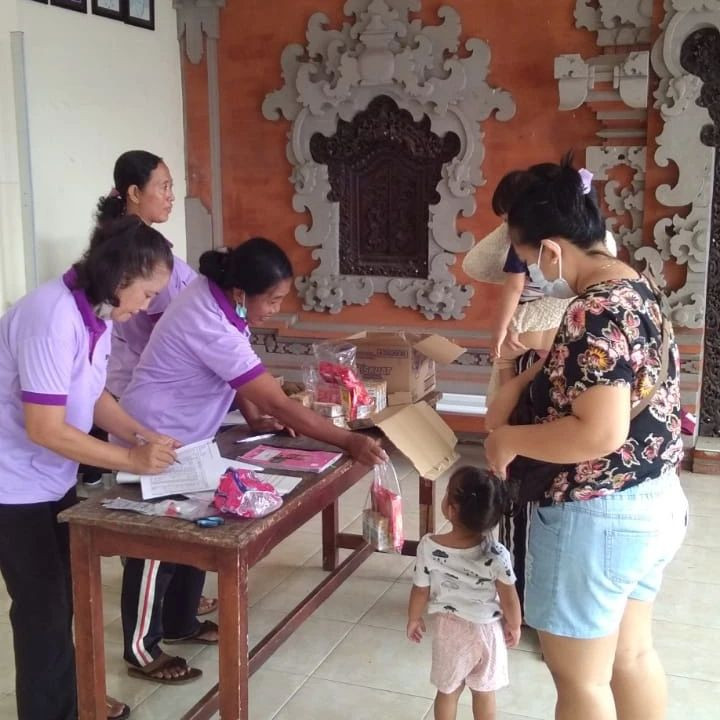 Kegiatan pemberian makanan tambahan bagi balita di Desa Dalung