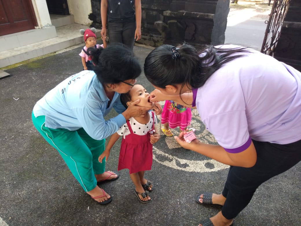 Kegiatan pendampingan balita dan pemberian asupan gizi bagi balita pada kegiatan Posyandu balita.