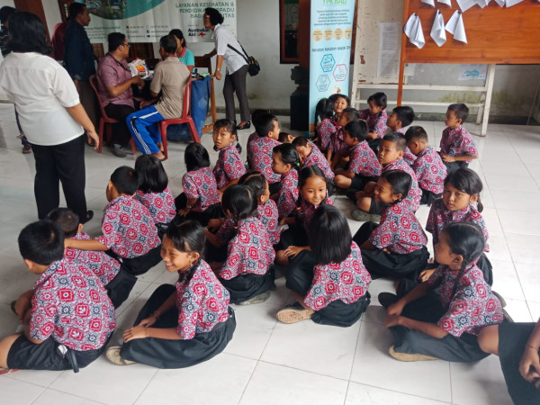Pemeriksaan telinga dan terapi gratis oleh YPK Bali