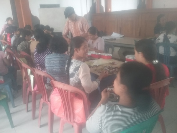 Pelatihan membuat kerajinan tangan dari sampah plastik