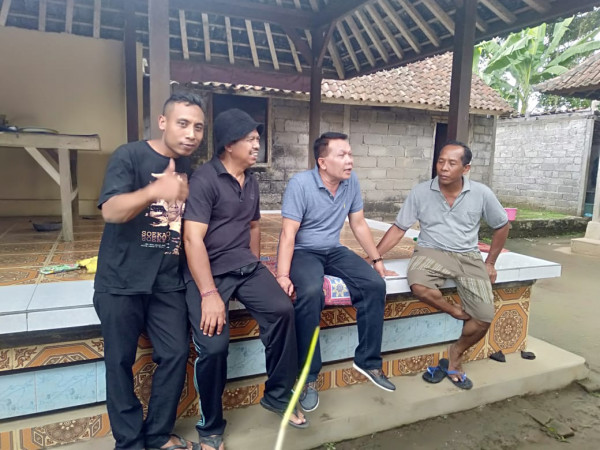 Kunjungan rumah warga stabilitas dan penyerahan bantuan sembako