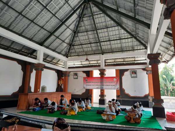 Kegiatan lomba nyurat aksara Bali