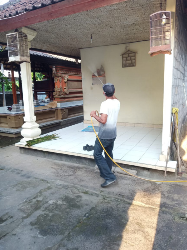 Kegiatan penyemprotan rutin di KPKB Desa Jehem