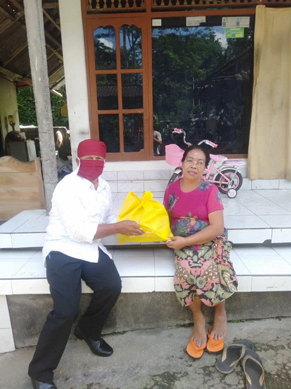 Penyerahan bantuan semabako kepada lansia dan busui