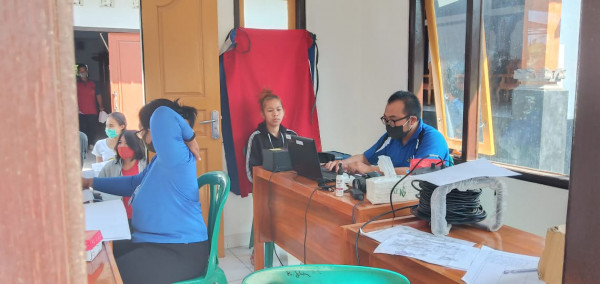 Kegiatan perekaman E-KTP bagi masyarakat KPkB desa Jehem yang belum di rekam 