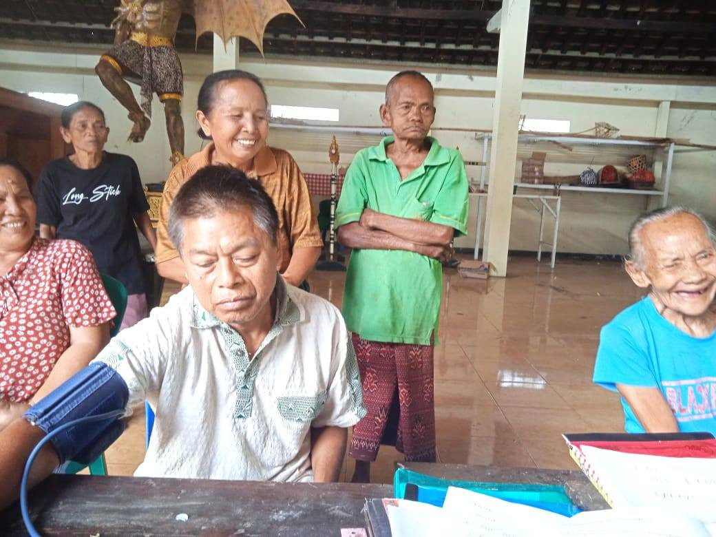antusias lansia periksa kesehatan
