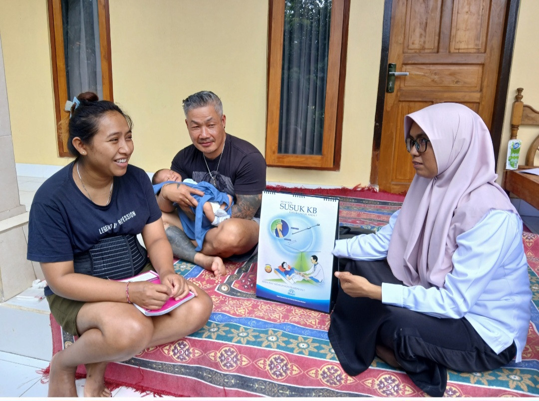 Melakukan kunjungan rumah pada ibu pascasalin