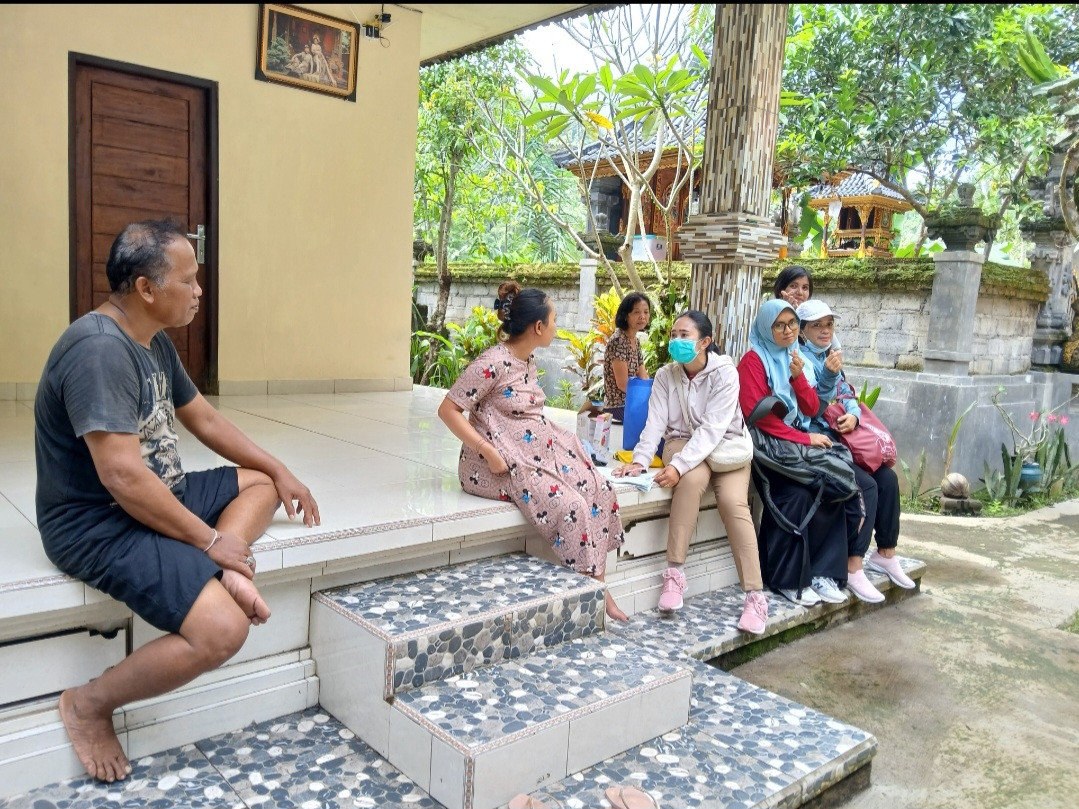 Melakukan kunjungan rumah pada ibu hamil