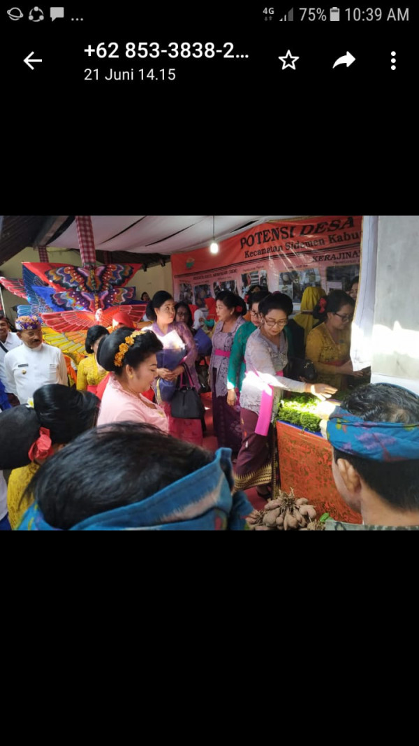 Selain hasil kerajinan ditampilkan pula potensi hasil bumi