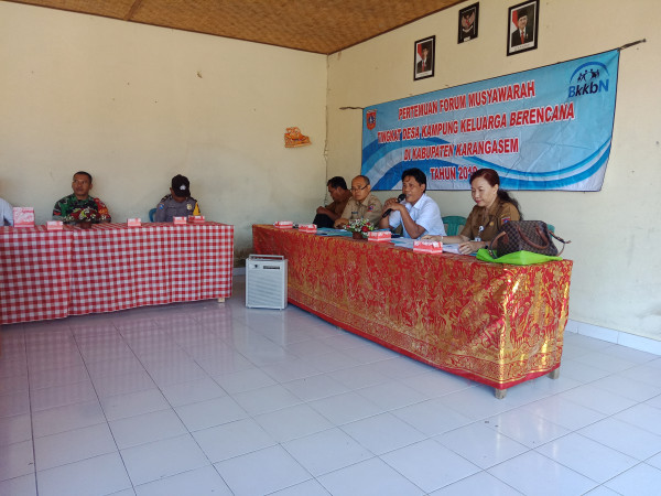 Pemaparan potensi desa oleh Ketua Pokja Kampung KB Sinduwati