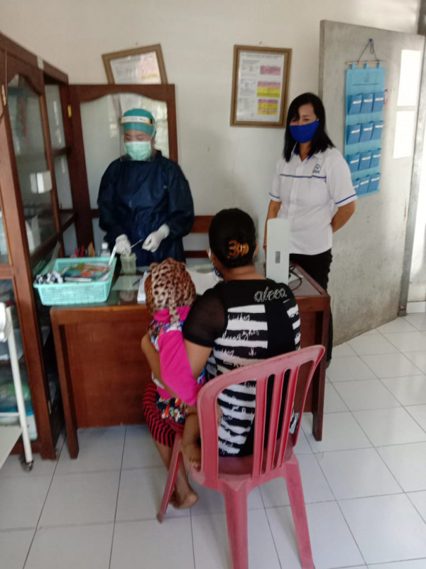 Bidan dan PLKB sedang melakukan KIE kepada kepada calon akseptor