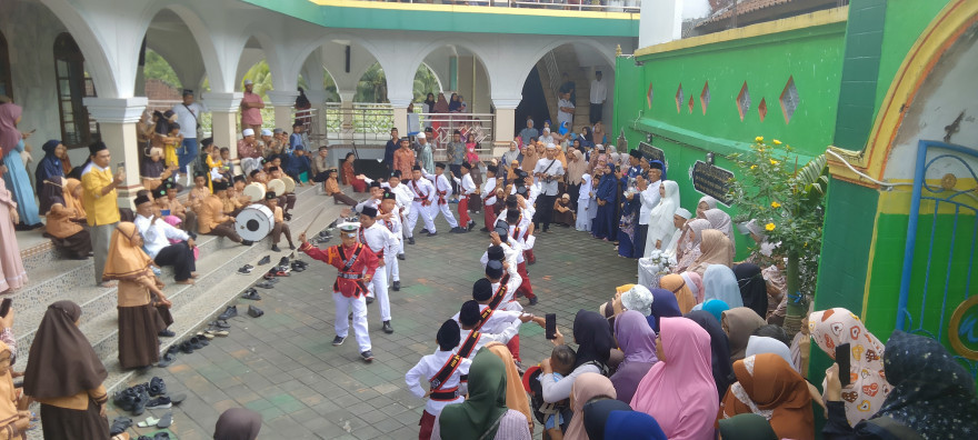 Pementasan Kesenian Rudat Anak-anak
