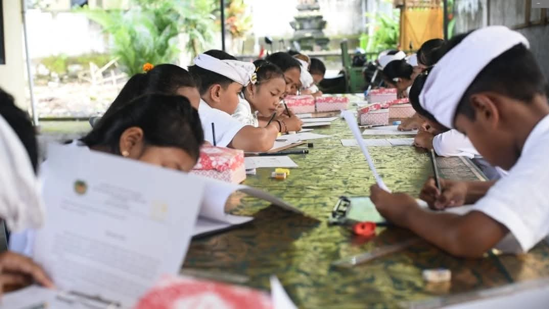 Lomba nyurat aksara bali