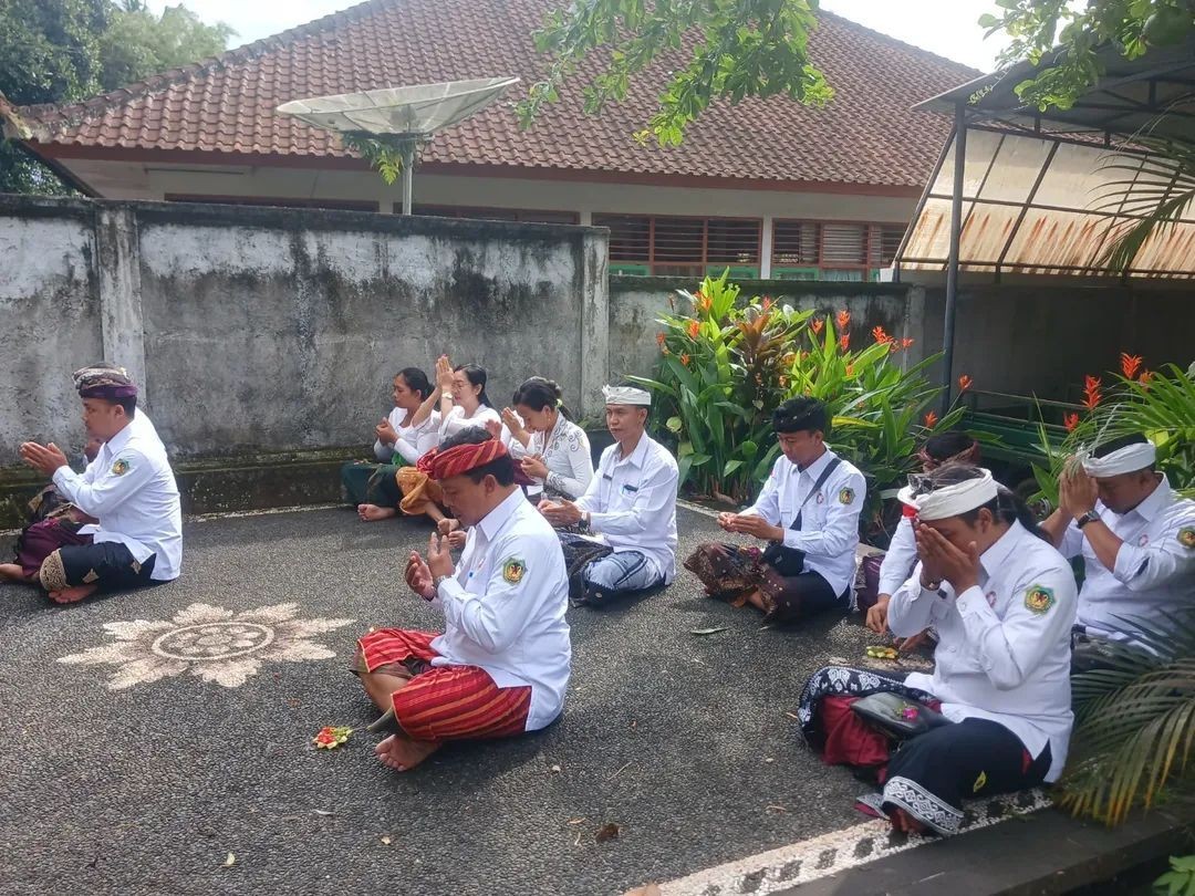 Persembahyangan bersama pemerintahan Desa di Hari Purnama