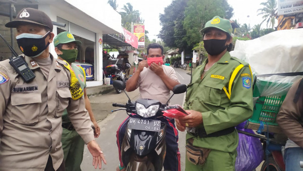 Pemberian masker gratis kepada masyarakat dan pengendara