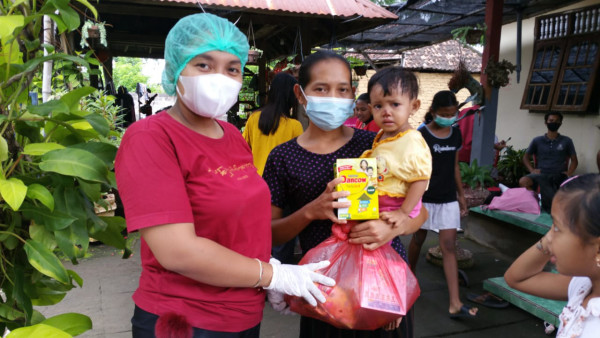Pemberian Susu dan Biskuit untuk Balita BGM oleh Bidan Puskesmas