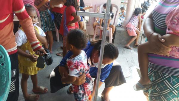 Melakukan Ukur Tinggi Badan pada Balita