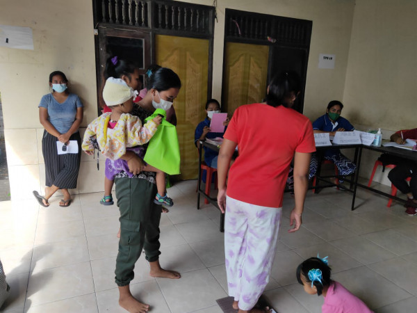 Ukur Berat Badan Ibu Hamil