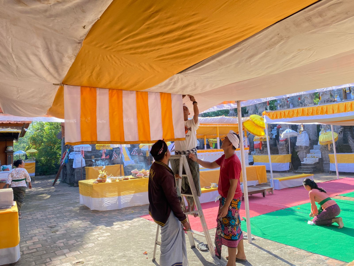 Kegiatan Gotong Royong/ Mereresik di Pura Maksan Gede