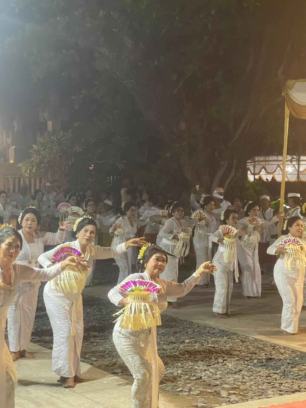 PKK Desa dan Kecamatan Kubutambahan 'Ngayah' Tari Pemendak Tunjung Panca Warna di Pura Penyusuan