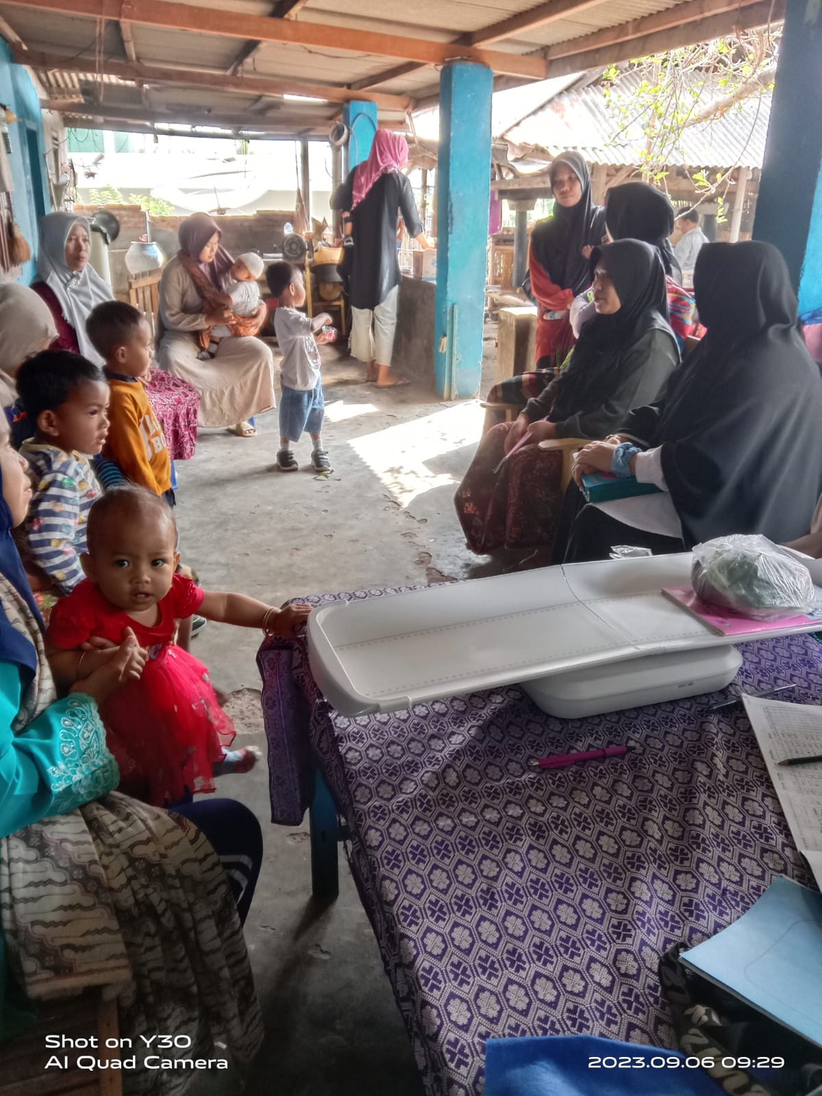 Melaksanakan Posyandu Keluarga Mekar Sari