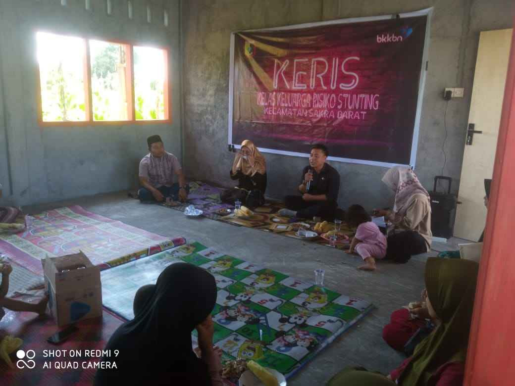 Penyampaian Materi Stunting Oleh Bapak Penyuluh KB Desa Gerisak Semanggeleng Bapak Samsul Hadi Ramdlan, S.I.Kom. bersama bidan desa Gerisak Semanggeleng Ibu Yunita Nurhakiki, A.Md. Keb.