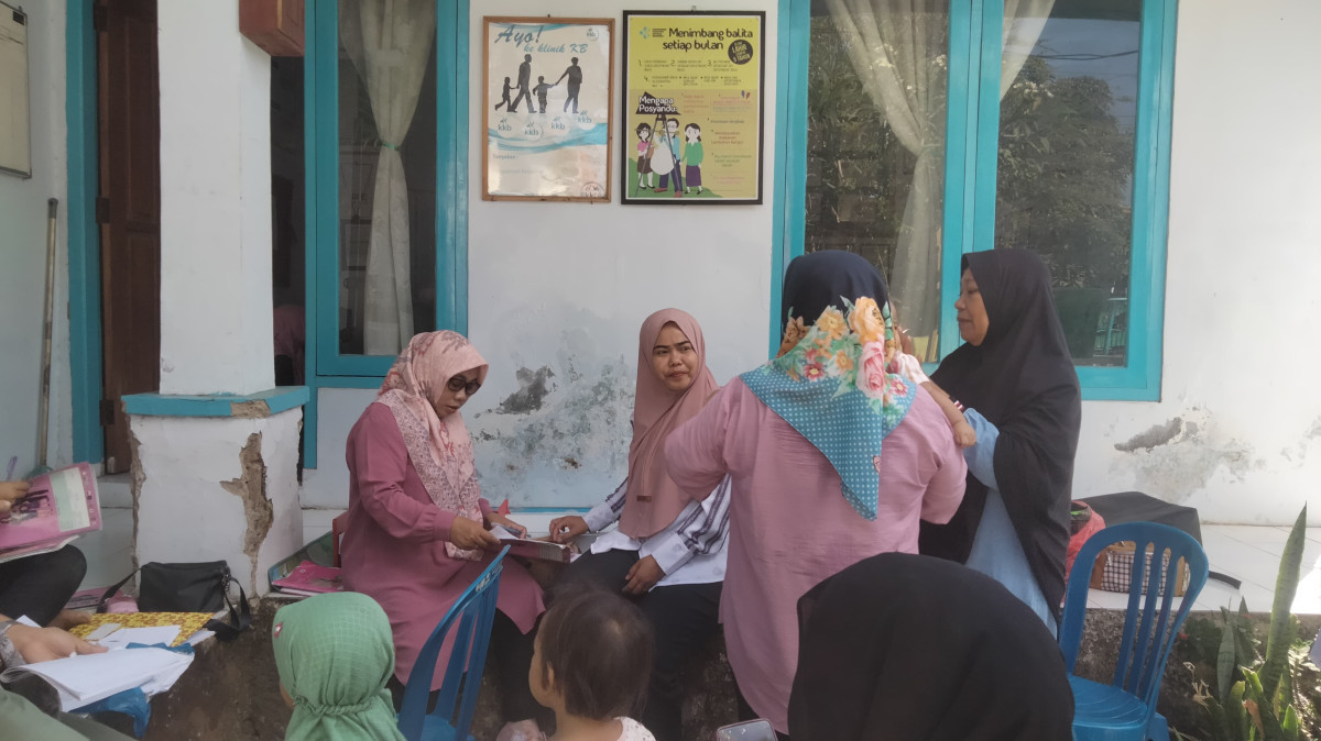 mengikuti posyandu kekluarga