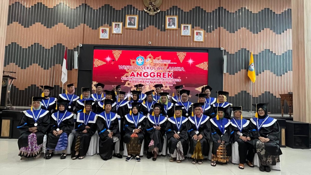 WISUDA EKOLAH LANSIA