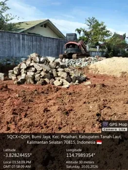 Proses Penataan Material dalam Pembangunan KDMP bersama Pihak Babinsa di Desa Bumi Jaya