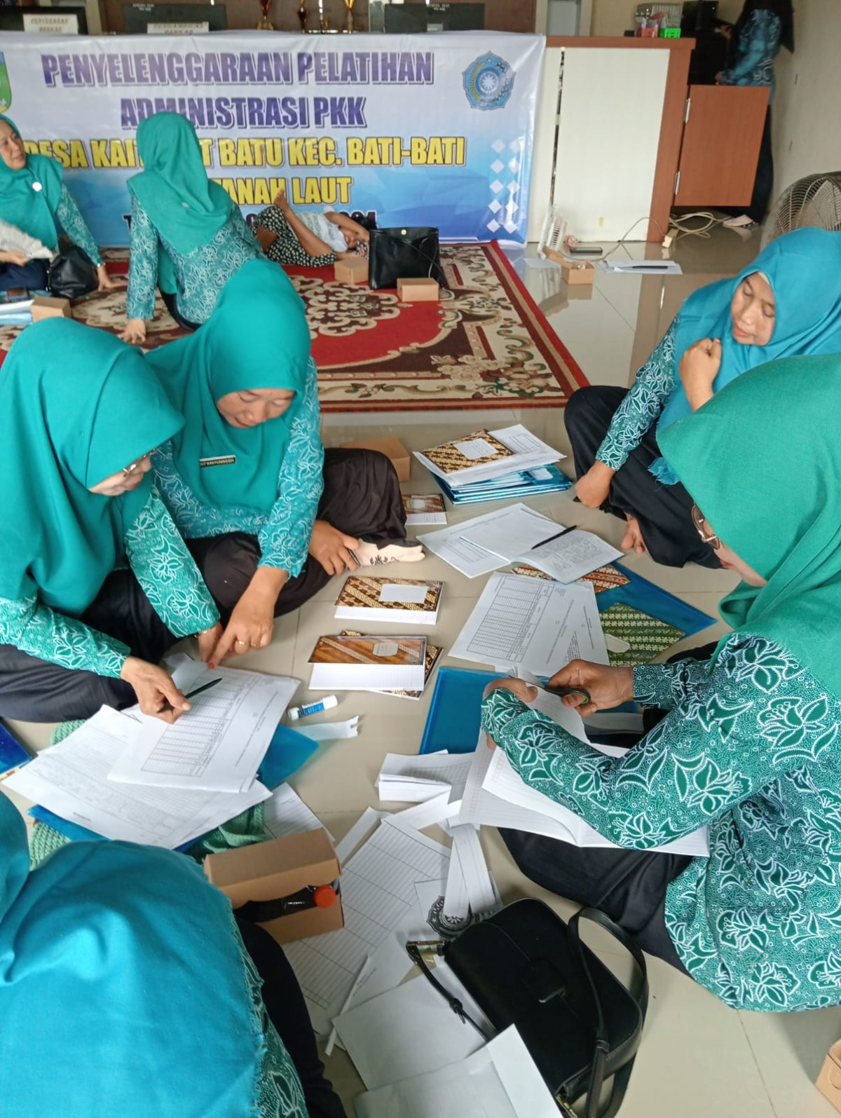 Pelatihan dan Pembinaan Pengelolaan Adminitrasi TP PKK Kait Kait Baru Oleh TP PKK Kecamatan Bati Bati