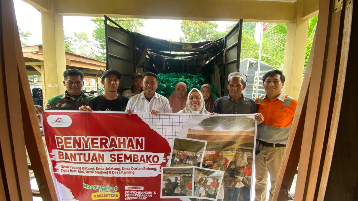 Peyerahan Bantuan Sembako dari PT AGM kepada Warga desa Batu Bini