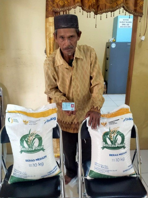 Penyerahan bantuan sembako desa Batu Bini