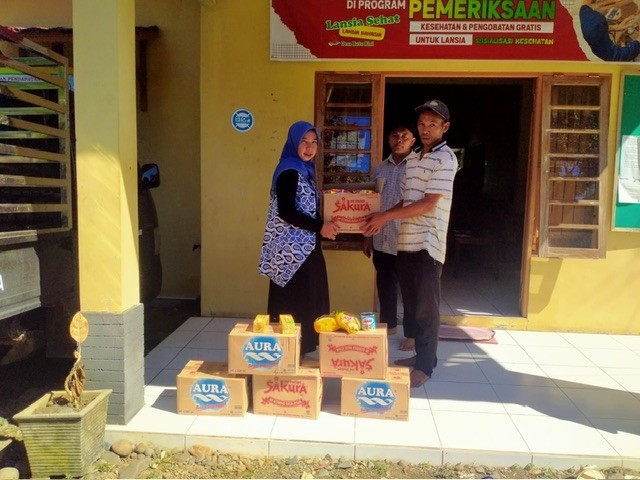 Penyerahan bantuan sembako desa Batu Bini