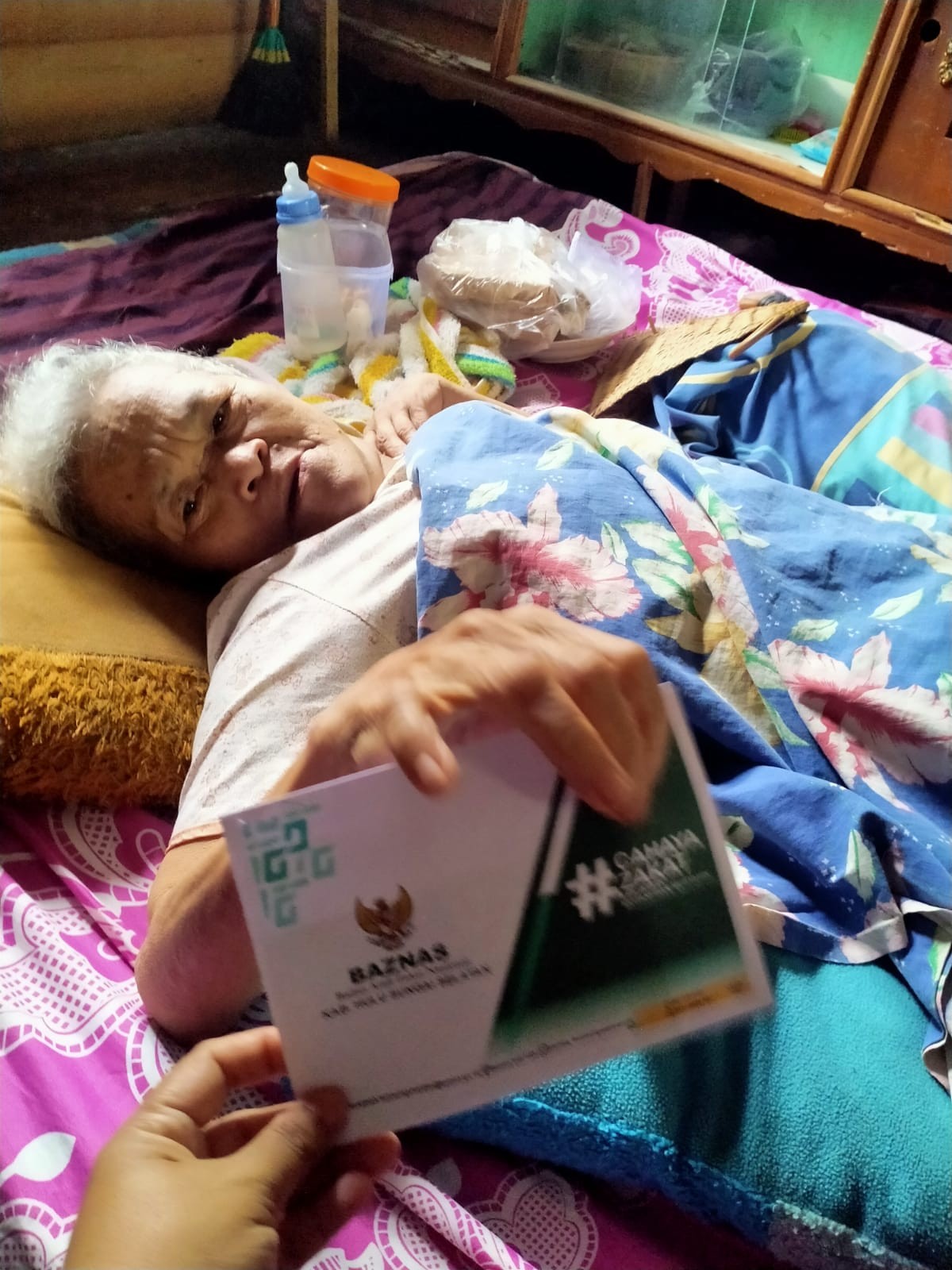 Penyerahan bantuan tunai dari Baznas desa Batu Bini