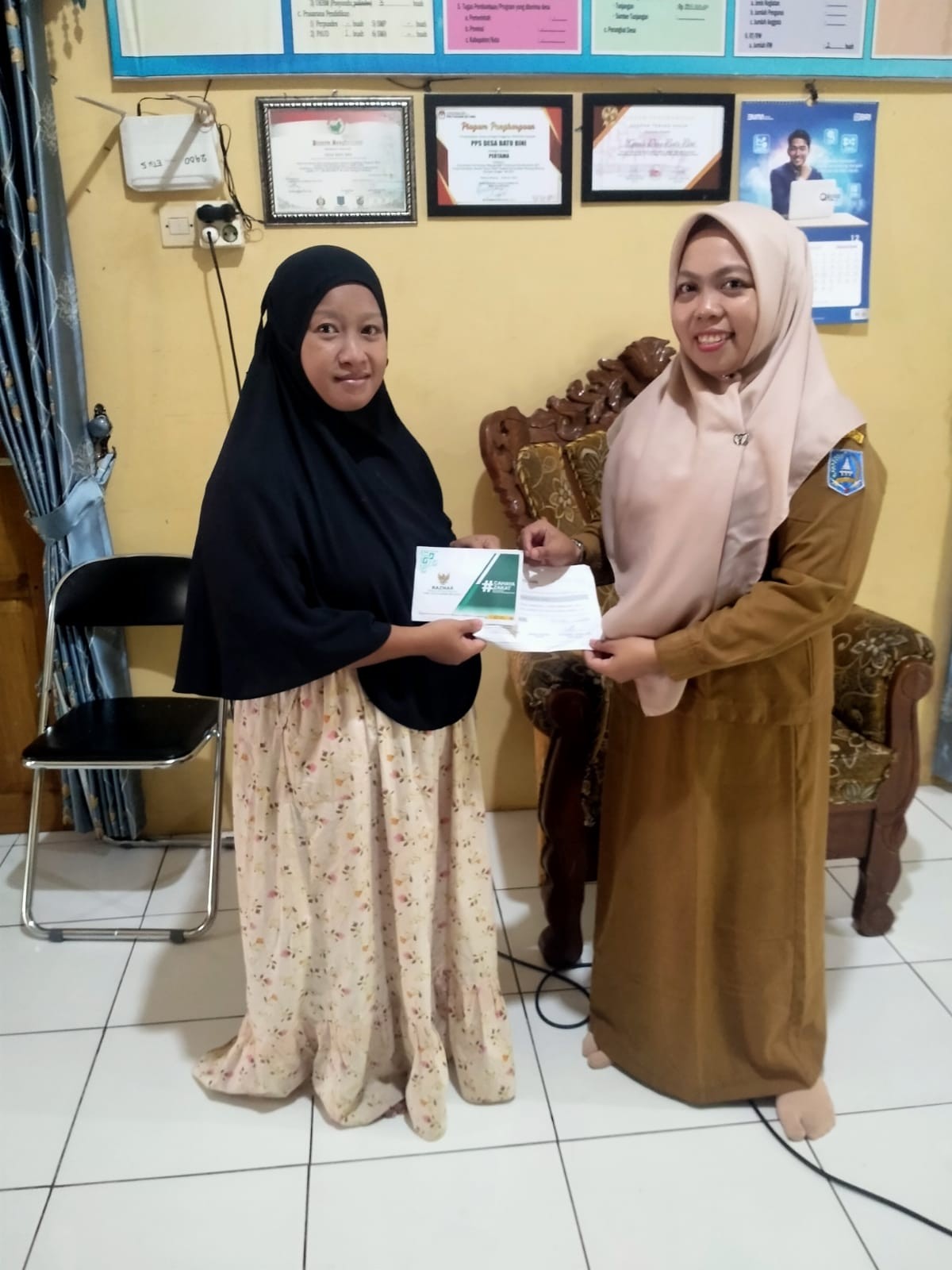 Penyerahan bantuan tunai dari Baznas desa Batu Bini