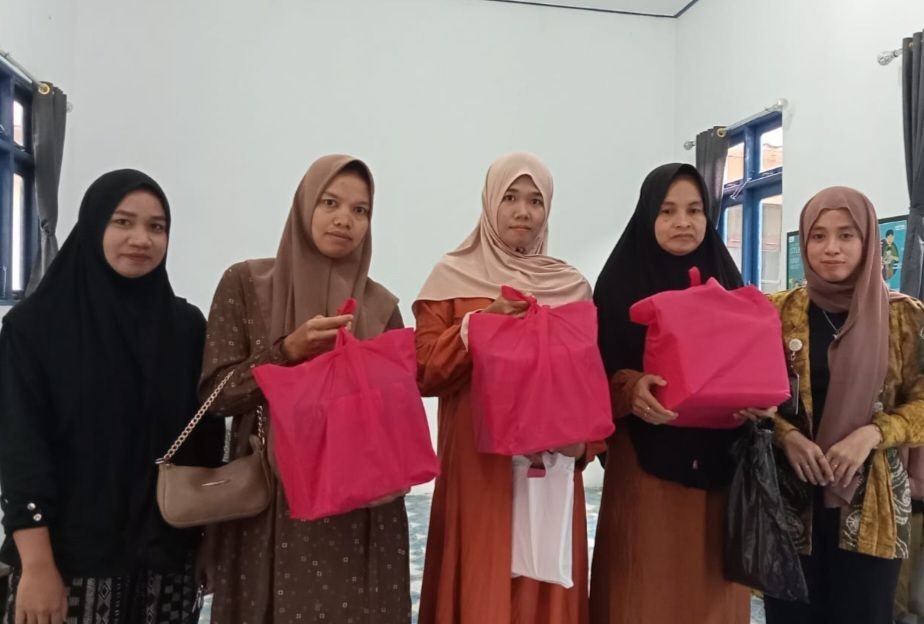 Penyerahan Paket Sembako dan Edukasi Genting Desa Muning Tengah