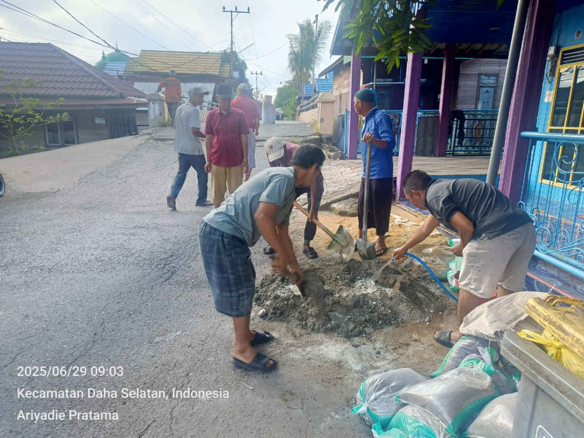 Gotong Royong Jembatan Desa Baruh Jaya