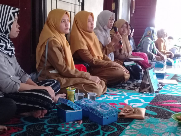 Diskusi capaian program KB dan penyuluhan tentang alat kontrasepsi KB