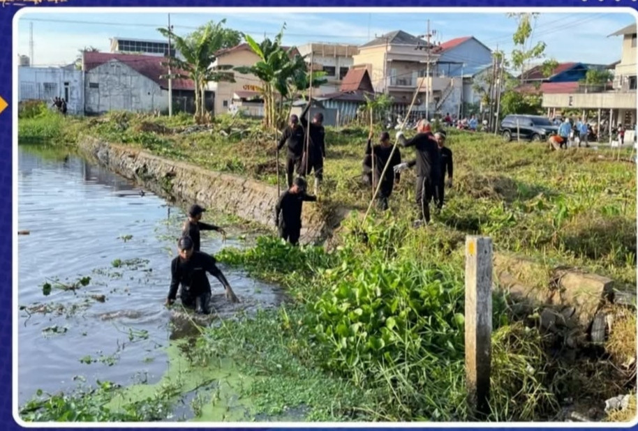 Kegiatan pembersihan sungai