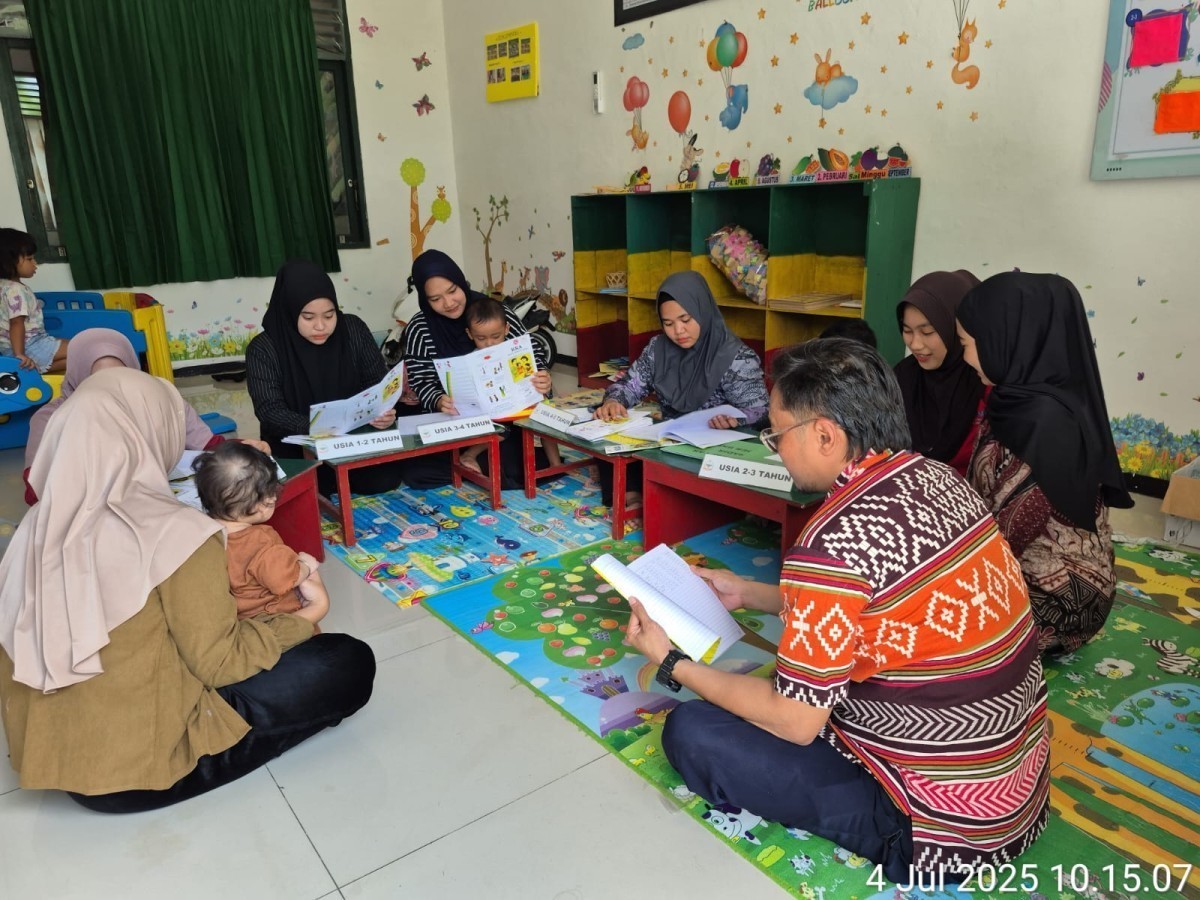 Pertemuan kelompok kegiatan BKB Menur 27 di kampung KB Citra Sejati materi terkait peran ayah dalam pengasuhan