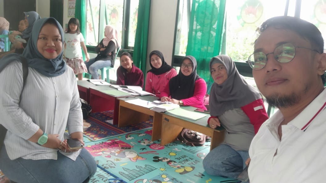 Pertemuan kelompok kegiatan BKM Menur 28 di kampung KB Citra Sejati  materi terkait menjadi orang tua hebat