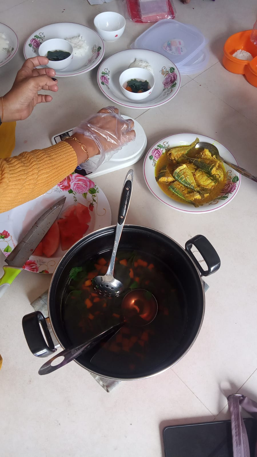 Pemberian makanan tambahan bagi anak gizi kurang dan Bumil KEK di Rumgiz ( Dashat)
