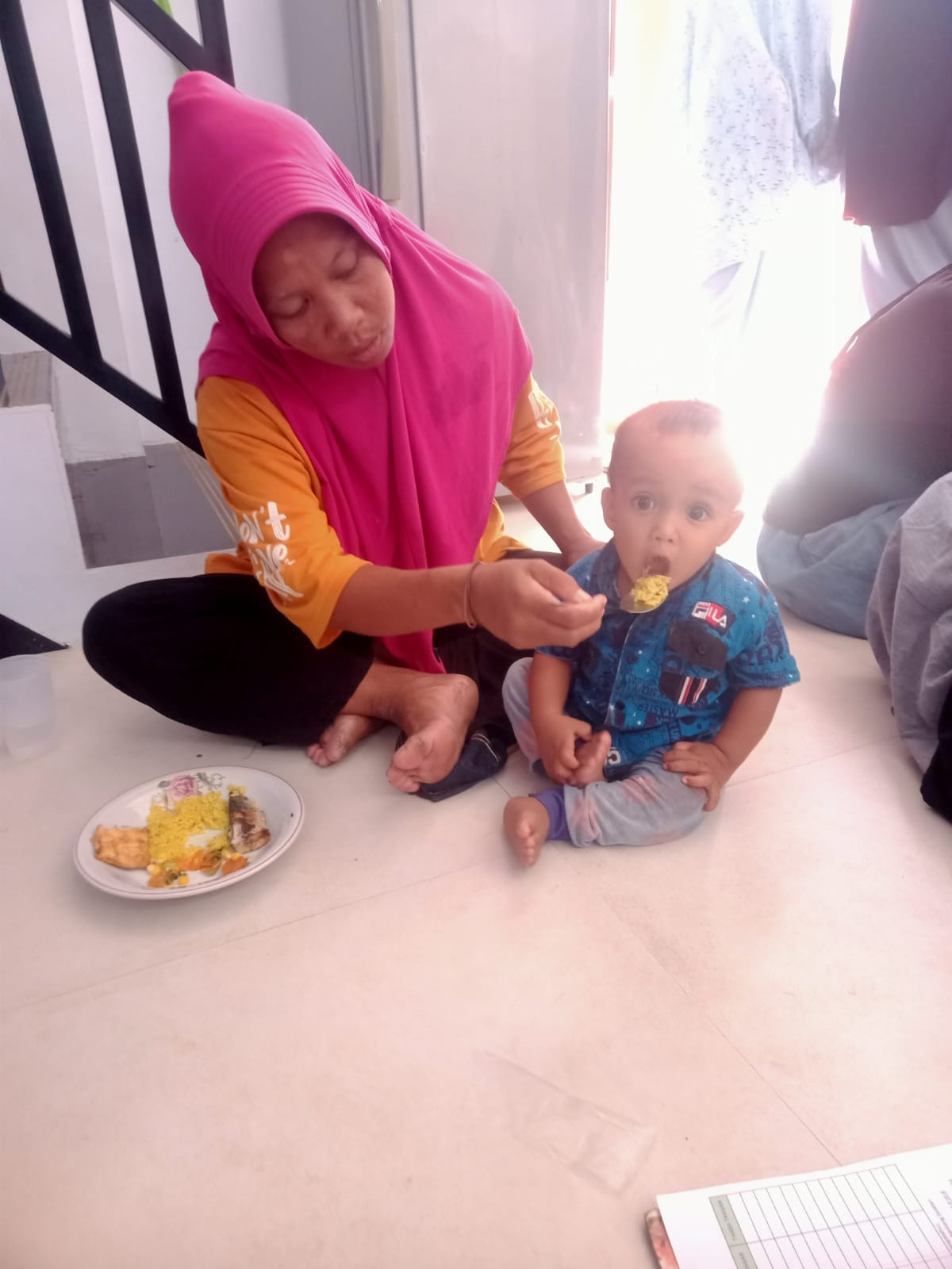 Pemberian makanan tambahan bagi anak gizi kurang dan Bumil KEK di Rumgiz ( Dashat)