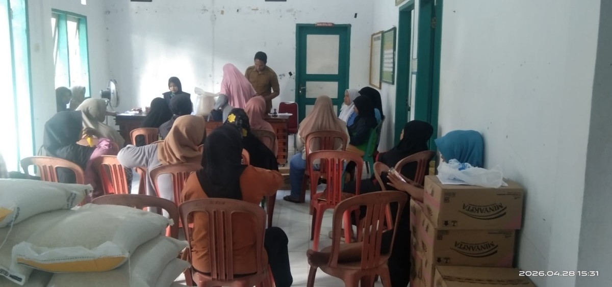 Penyerahan bantuan pangan beras dan minyak goreng kepada masyarakat