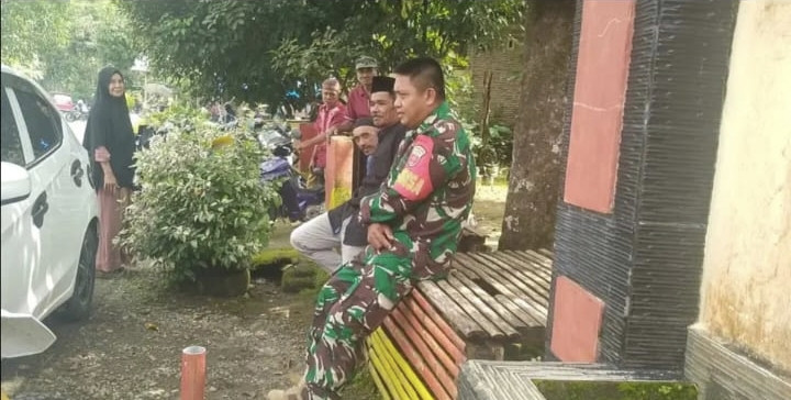 Pemantauan keamanan desa oleh TNI