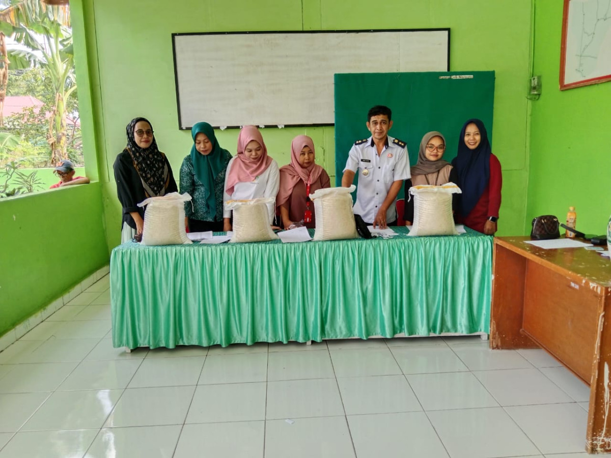 Pembagian bantuan pangan bagi masyarakat yang kurang mampu