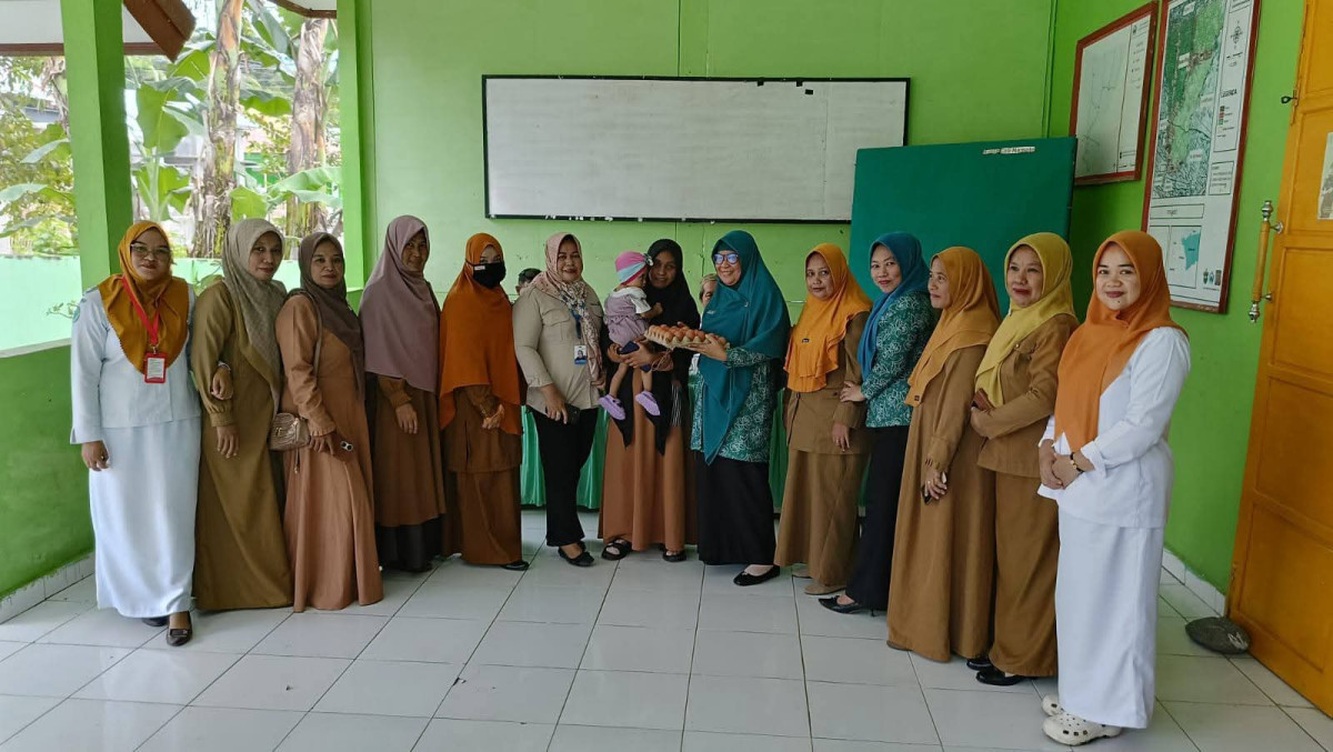 Pemberian bantuan serentak bahan pokok orang tua asuh