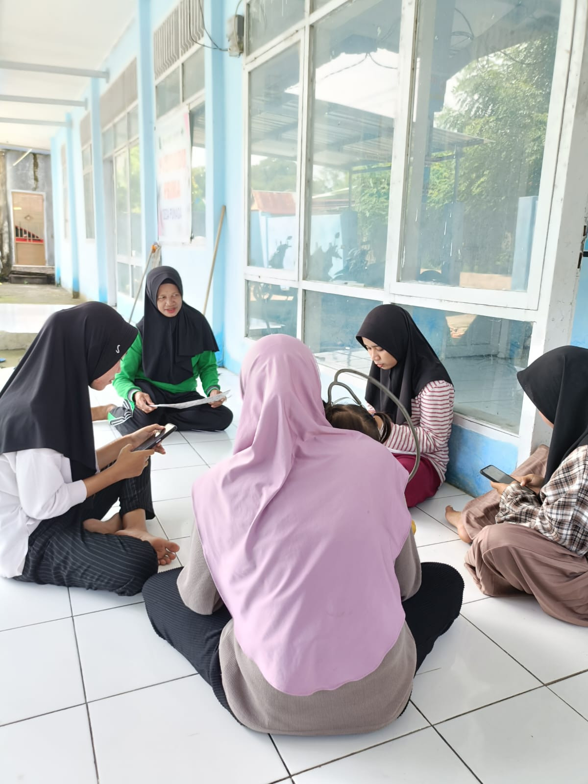 Melakukan screening kesehatan bagi calon pengantin