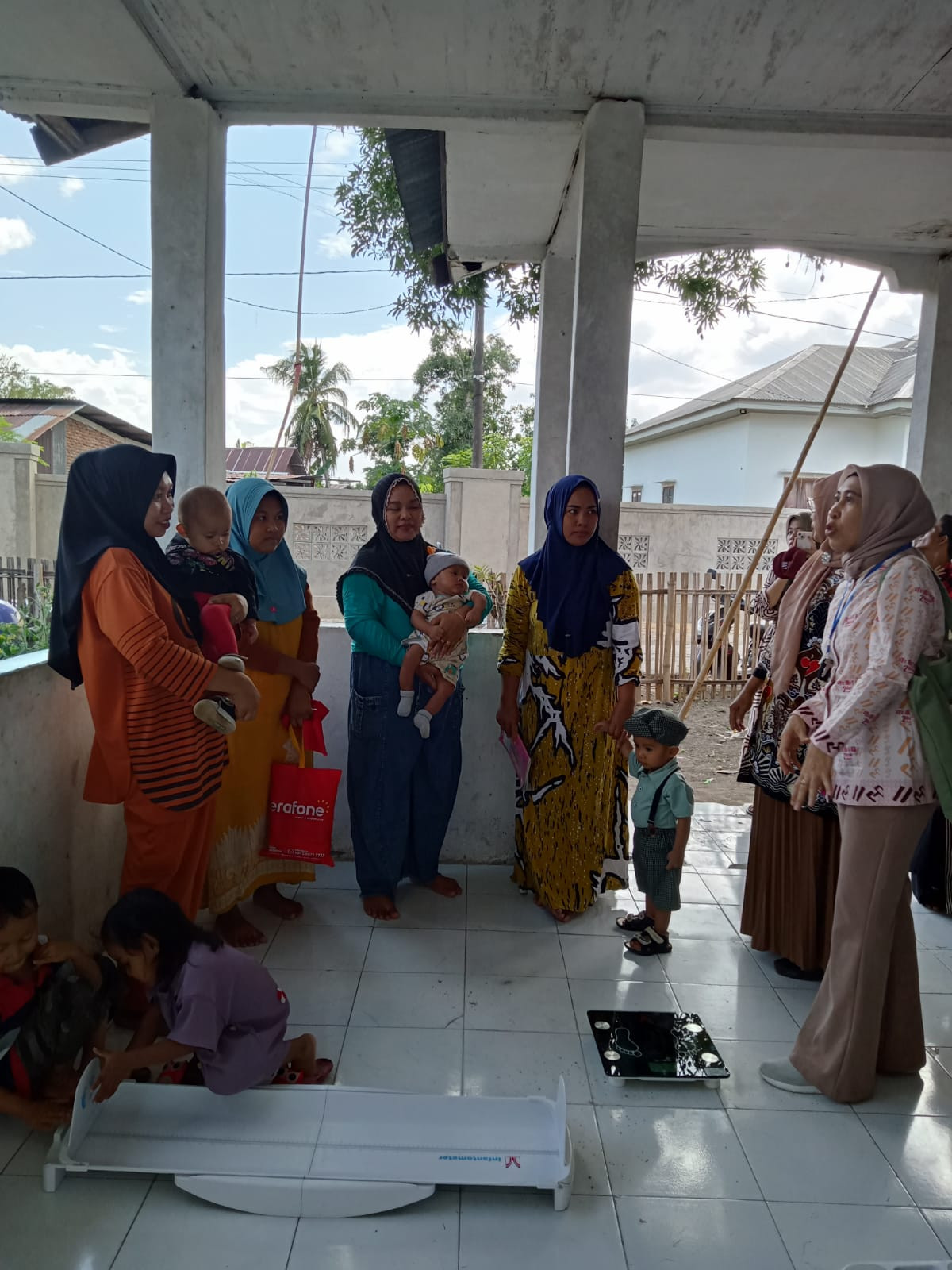 MELAKUKAN PEMBINAAN POSYANDU